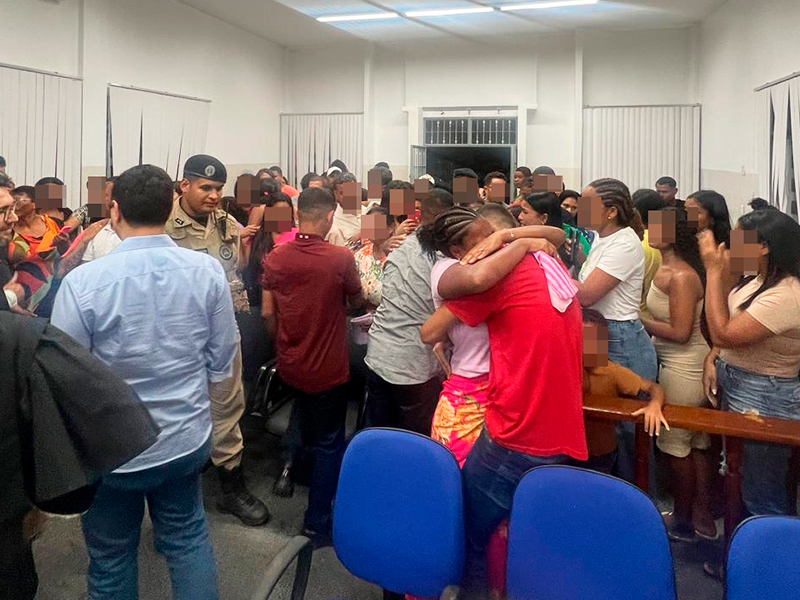 Familiares dos réus comemoraram a decisão do júri, que absolveu todos os acusados após um dia inteiro de julgamento no Fórum de Itabela. (Foto: Divulgação) Familiares dos réus comemoraram a decisão do júri, que absolveu todos os acusados após um dia inteiro de julgamento no Fórum de Itabela. (Foto: Divulgação)