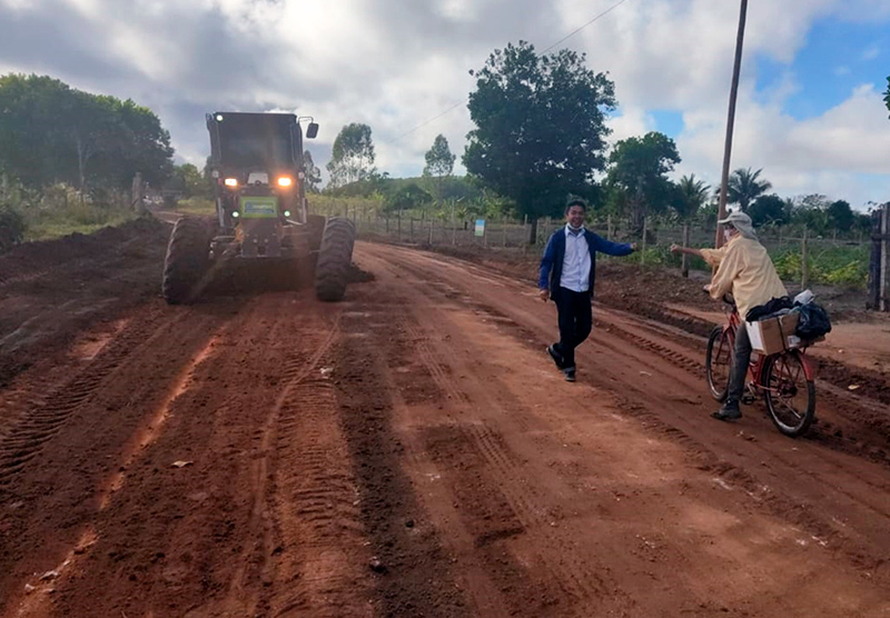 Mquina motoniveladora realiza trabalho de patrolamento na zona rural. (Foto: Divulgao)