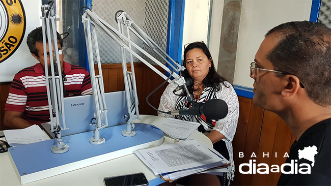 Assessor Especial do Prefeito, Tayllan Arajo e a secretria de Educao, Christiane Coelho, falam sobre os dilogos com a categoria. (Foto: Alex Gonalves/BAHIA DIA A DIA.