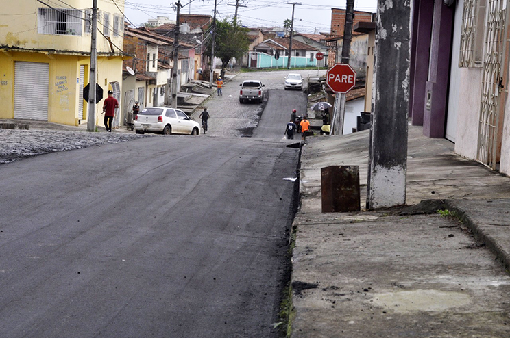 O asfalto comeou a ser implantando na manh desta segunda-feira . (Foto: Divulgao)