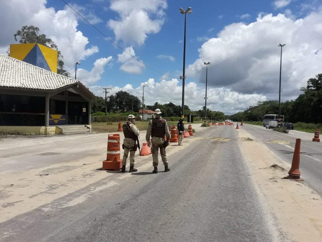 Porto Seguro realiza fiscalizao para conter a propagao do Covid-19. (Foto: Divulgao/PRF)