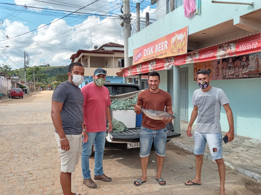 Voluntariados do projeto Amigos Solidrios realizam a entrega de peixes da Semana Santa em Itabela. (Foto: Divulgao)