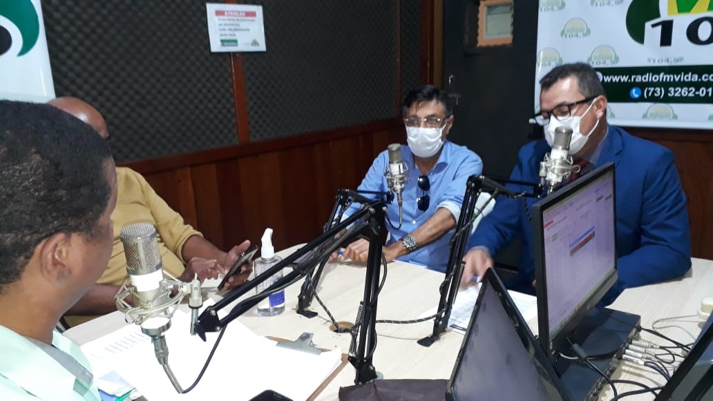 Entrevista do secretrio e procurador do municpio  rdio 104,9 FM Vida. (Foto: BAHIA DIA A DIA)