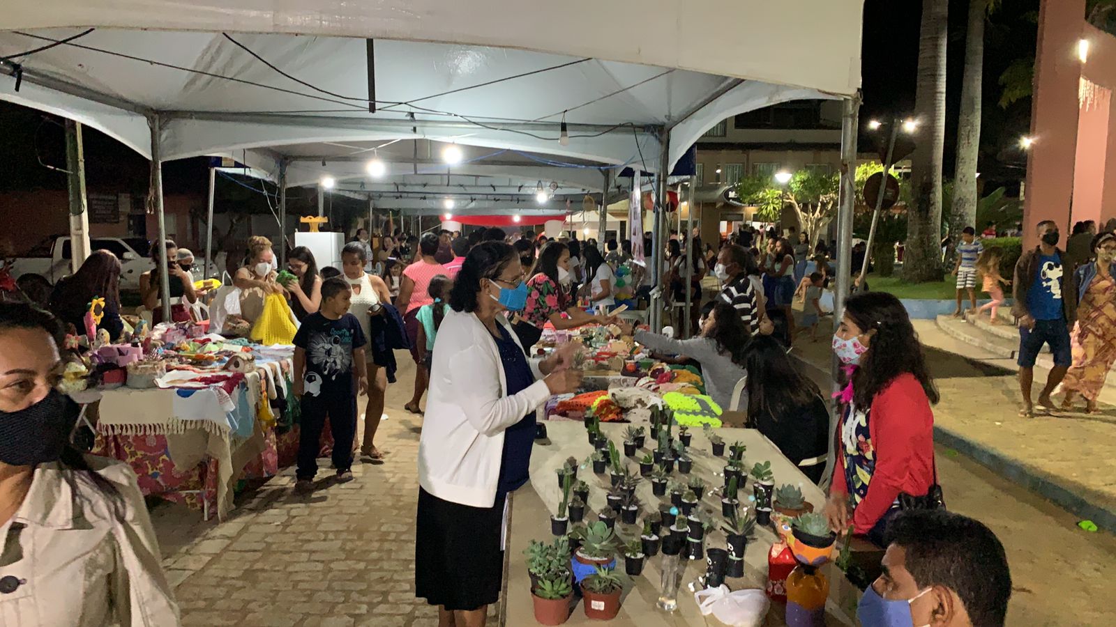 Em sua primeira edio reunindo artesanato, gastronomia e apresentaes culturais, a feira contou com mais de 40 expositores locais. (Foto: Divulgao)