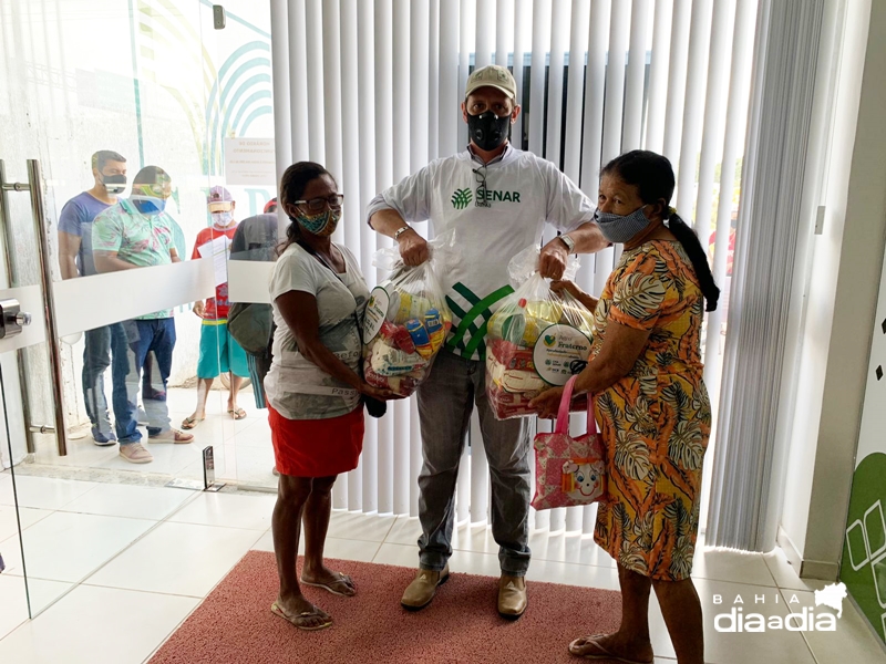 Entrega contou com apoio de voluntariados do Sindicato dos Produtores Rurais de Itabela. (Foto: Joziel Costa/BAHIA DIA A DIA)