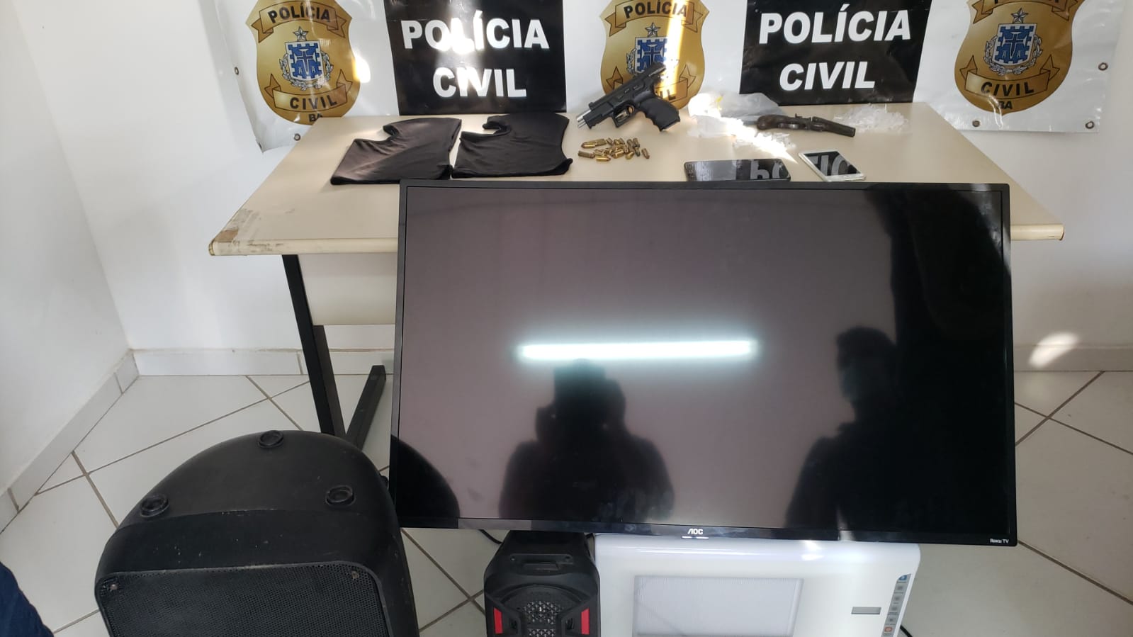 Materiais recuperados durante a ao policial. (Foto: BAHIA DIA A DIA)