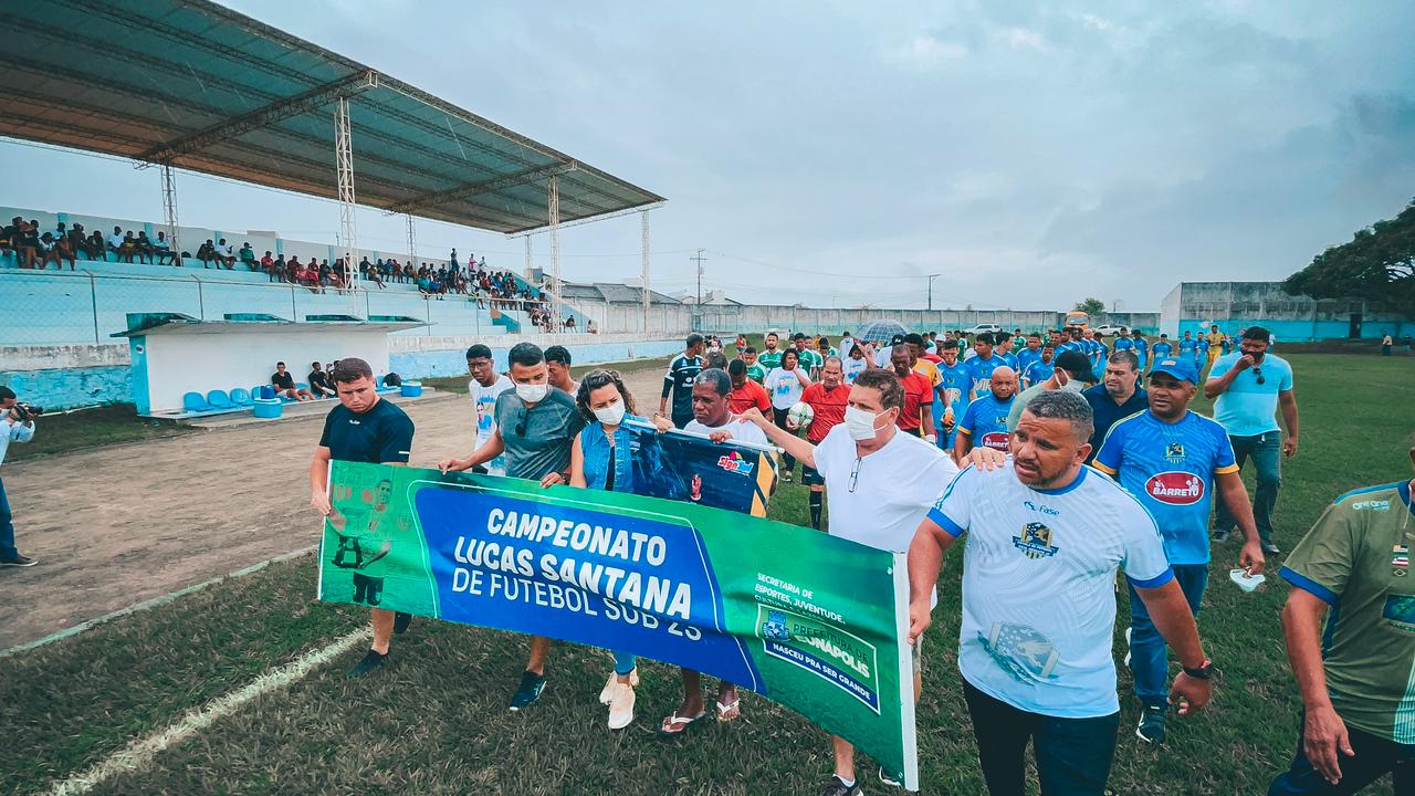 Gestora percorreu campo com faixas em homenagem ao jogador Lucas Santana, o Luquinhas. (Foto: Divulgao)