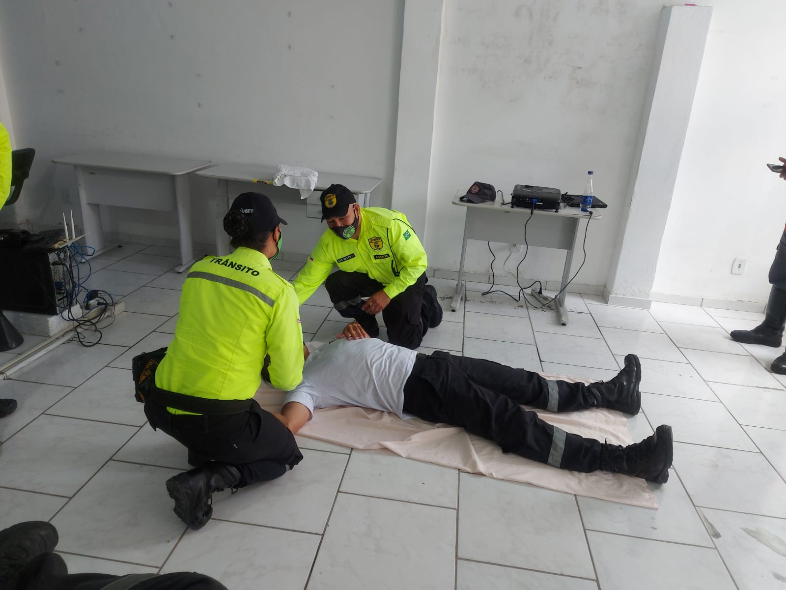 Agentes de trnsito recebem treinamento de primeiros socorros. (Foto: Divulgao)