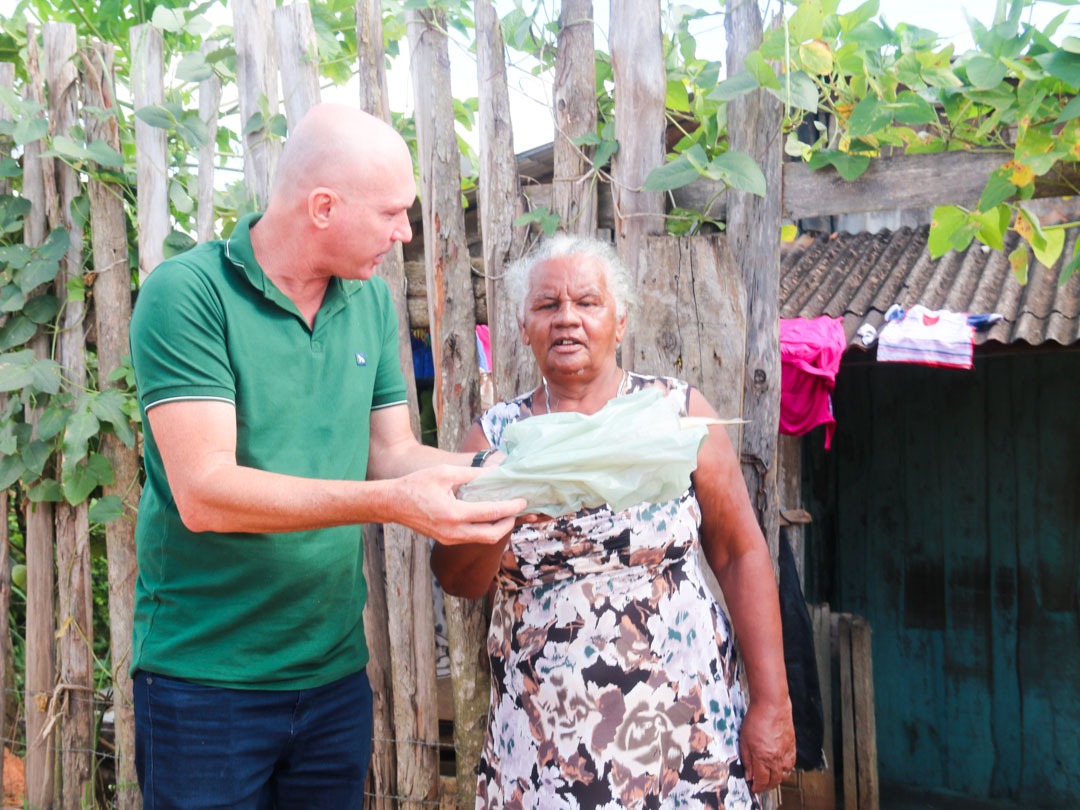 Prefeito Luciano Francisqueto, participou pessoalmente da entrega dos peixes. (Foto: Divulgao)