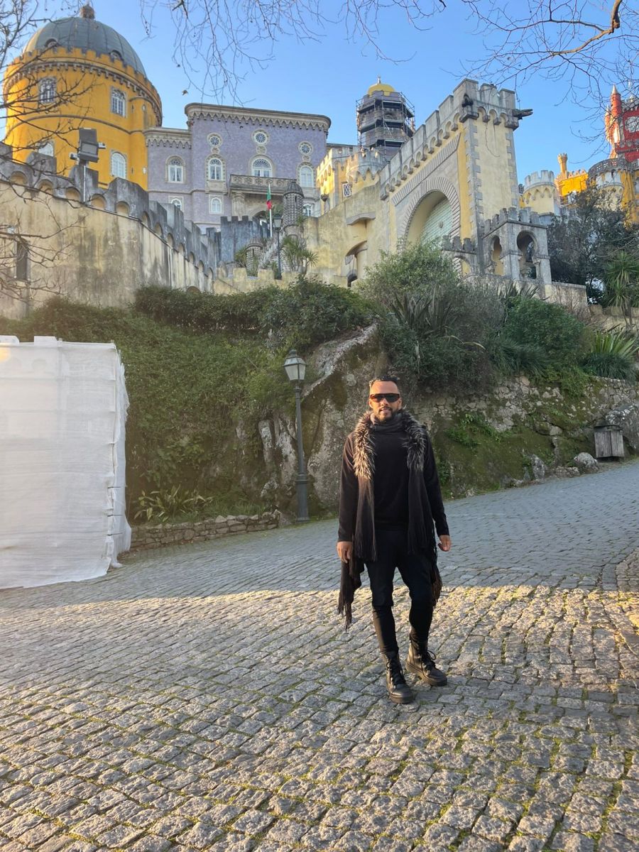 Kadu conhece o Castelo de Sintra, em Portugal. (Foto: Divulgao)