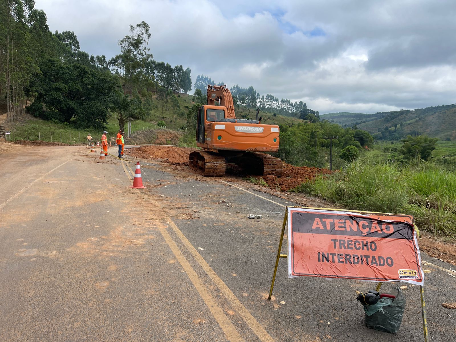 Guaratinga: SEINFRA inicia obras na BA-283 aps cratera se abrir durante forte chuvas. (Foto: Divulgao)