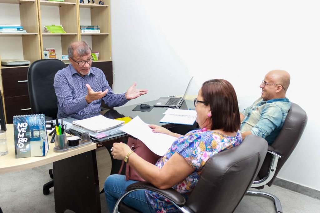 Reunio tcnica realizada entre o Secretrio de Educao de Itabela, com o Diretor do Campus Eunpolis da UNEB, e com a Presidente do Conselho de Educao de Itabela. (Foto: Divulgao)