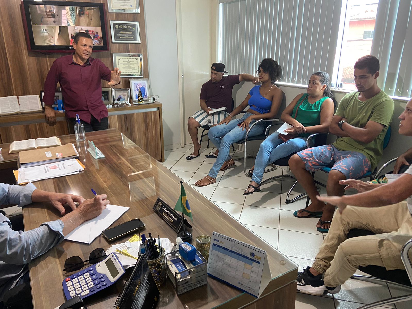 Prefeito Francisqueto se rene com comisso de feirantes para discutir nova alocao no mercado municipal. (Foto: Divulgao)