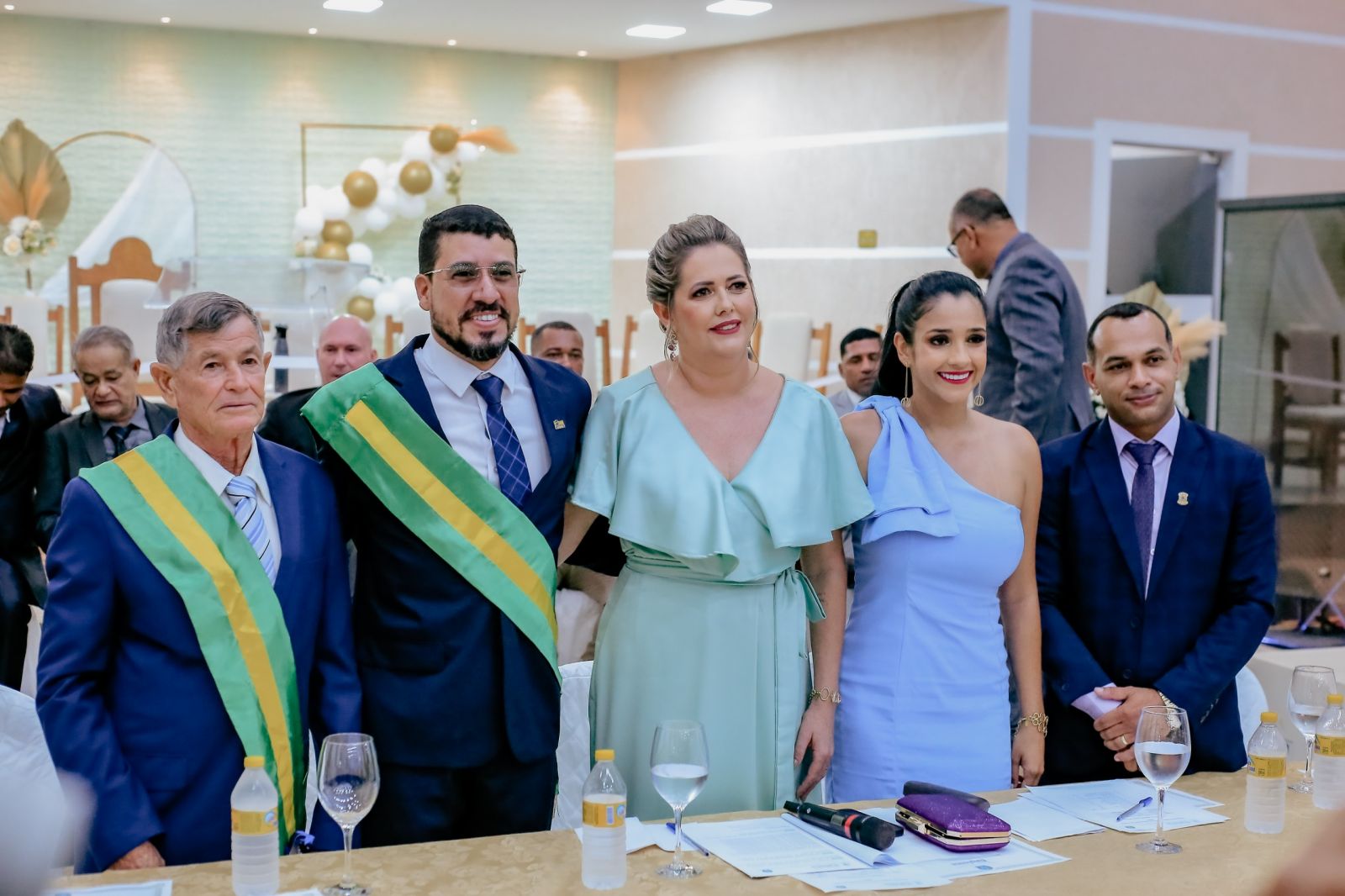 Prefeito Flauzino e vice Z Sossai, ao lado da mesa da Cmara de Itabela. (Foto: Divulgao)