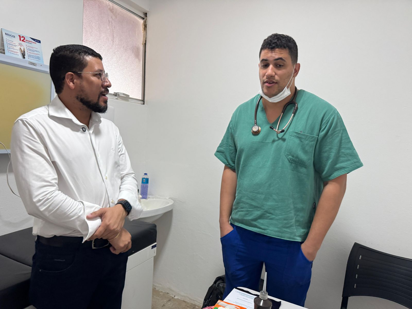 Prefeito Ricardo Flauzino visita o Hospital Frei Ricardo e apresenta novo planto com dois mdicos. (Foto: Divulgao)