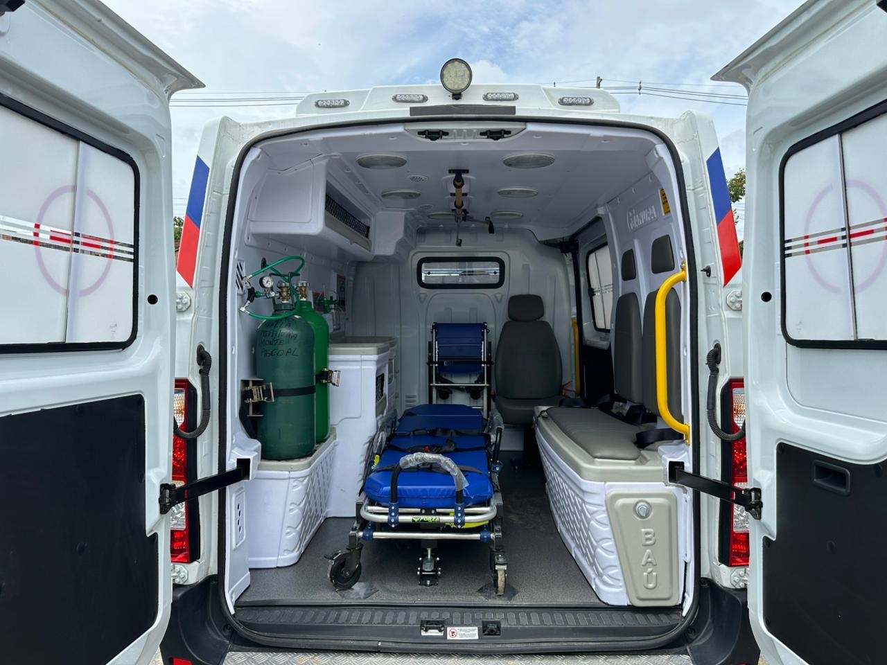 Prefeito Flauzino e deputada Cl�udia Oliveira entregam mais de R$ 1 milh�o em ve�culos e equipamentos de sa�de para Itabela