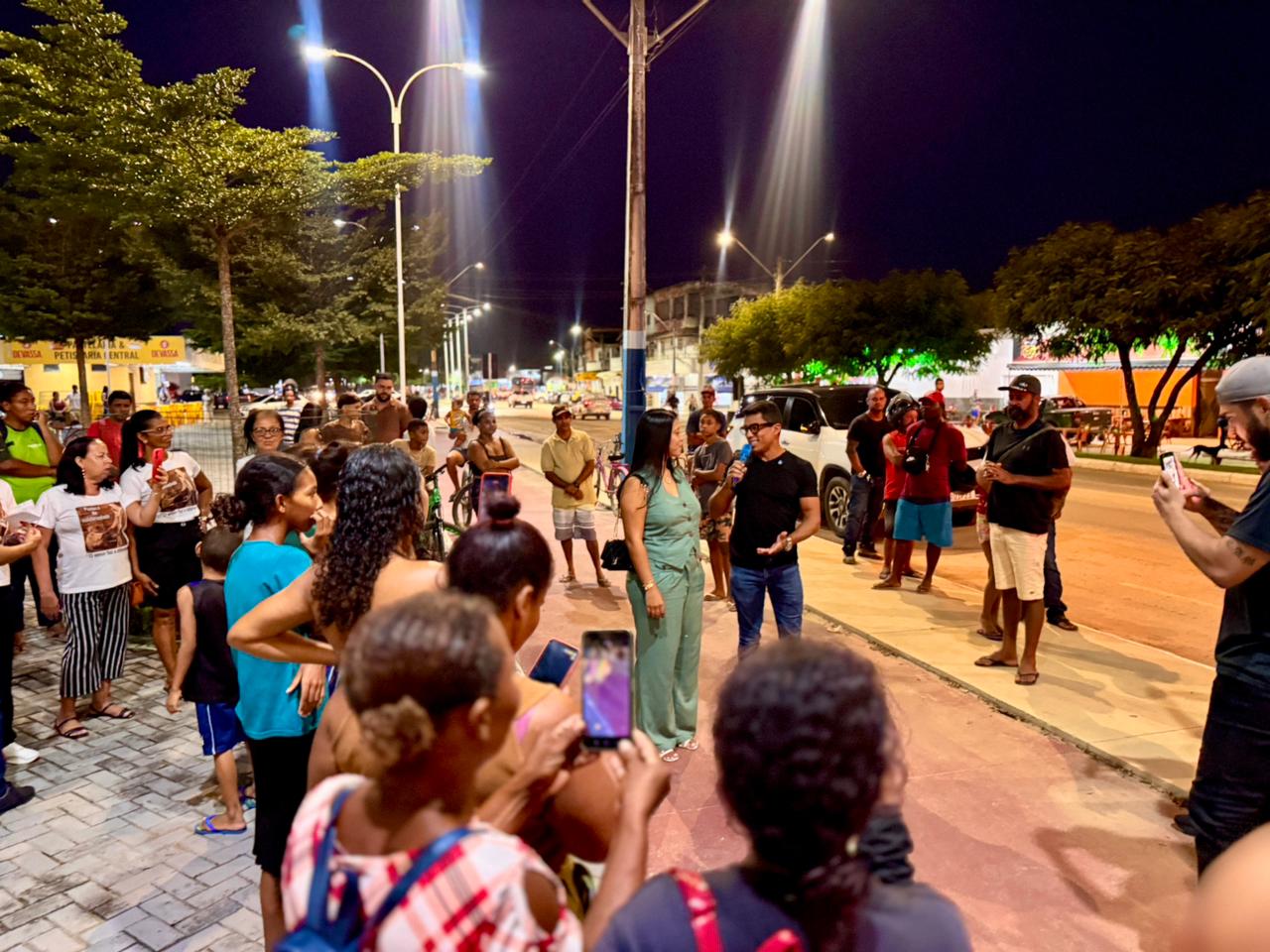 Em clima de festa, Cherminho Premia��es entrega Hilux SW4 para moradora de Itabela