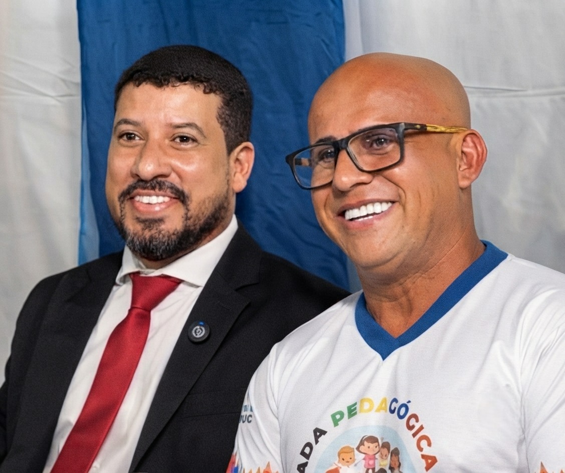 Secret�rio Municipal de Educa��o, ao lado do prefeito Ricardo Flauzino.