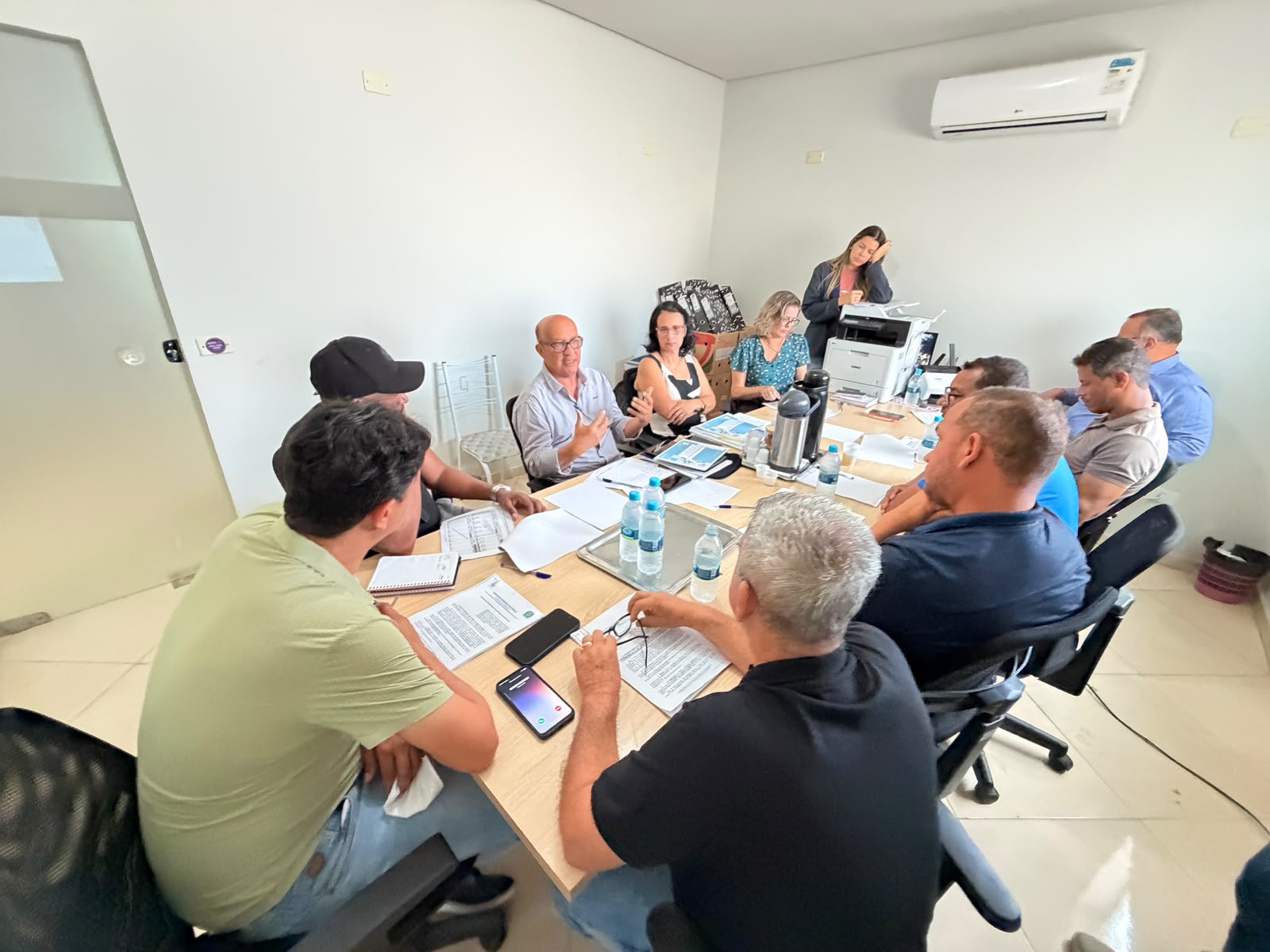 Projeto foi discutido durante uma reuni�o na C�mara Municipal de Itabela. (Foto: Ascom)