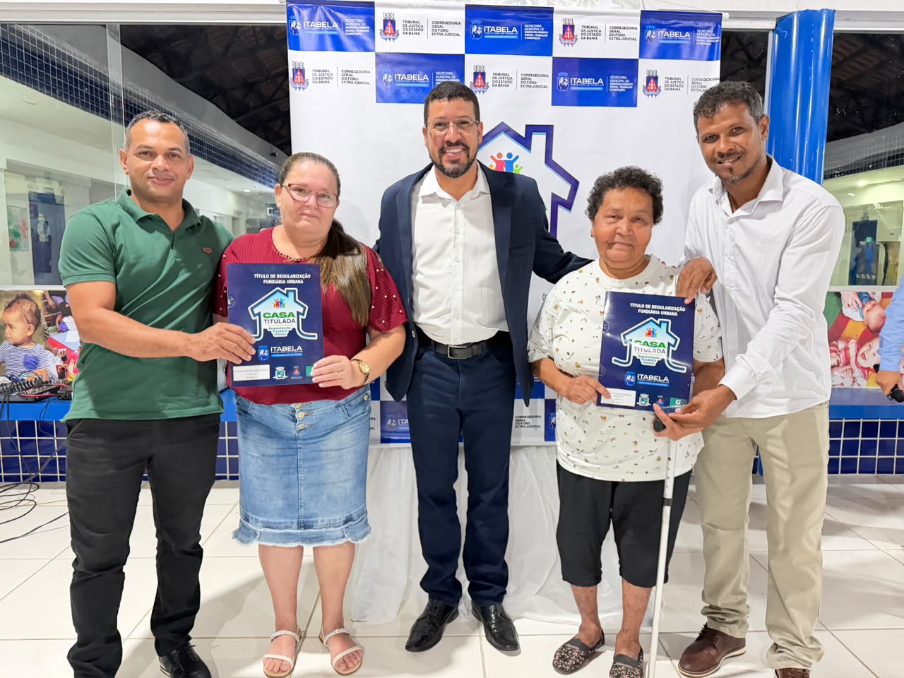 Prefeito Flauzino entrega 322 t�tulos de propriedade e realiza sonho de fam�lias do bairro Pereir�o