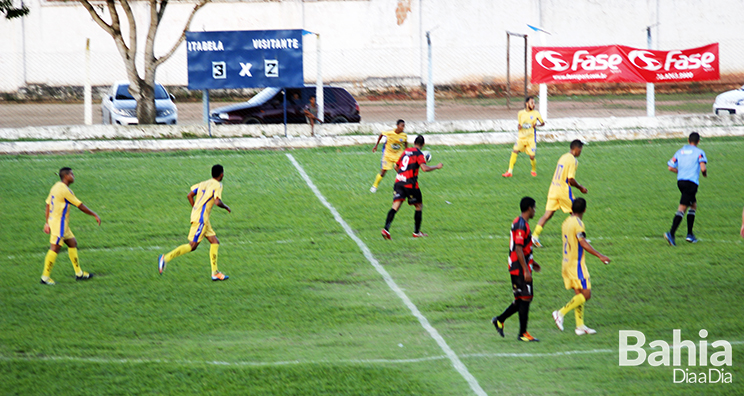 Com fora da torcida, Itabela vence Eunpolis no primeiro embate da final . (Foto: Clrison de Oliveira)