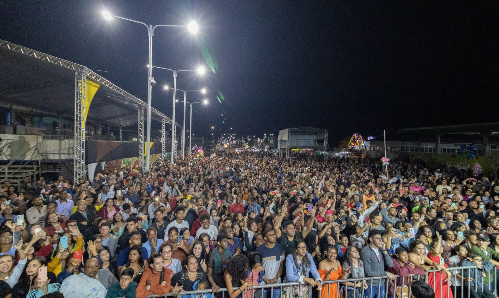 Primeira noite do evento foi dedicada  msica gospel, atraindo uma multido de fiis de vrias partes da regio. (Foto: Divulgao)