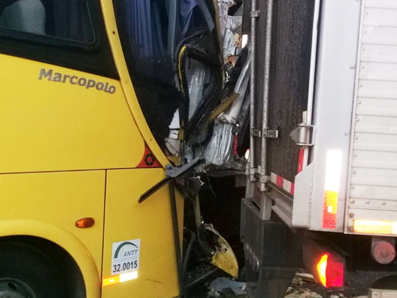 Acidente entre nibus e caminhes-ba deixa um morto e feridos BR-101. (Foto: Reproduo/Whatsapp)