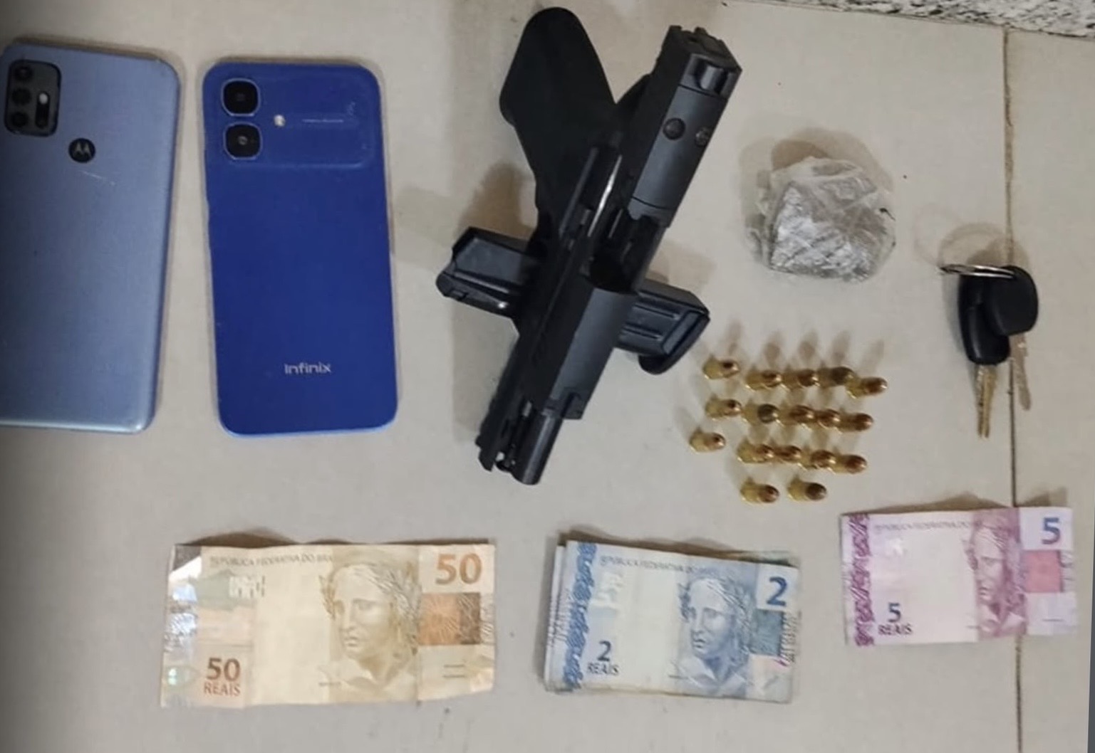 Carro roubado em Eun�polis e utilizado em furto em Itabela � recuperado pela pol�cia; homem � preso com pistola e drogas