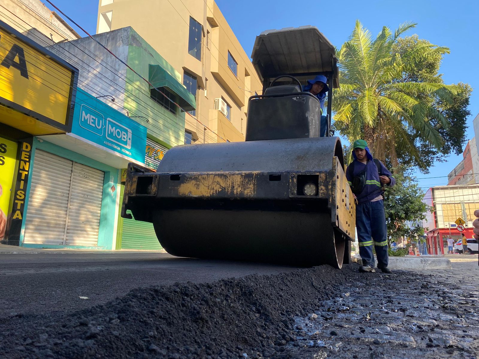 Chegou no Centro: Prefeitura de Eunpolis inicia asfaltamento na rua Dom Pedro II - (Foto: Divulgao)