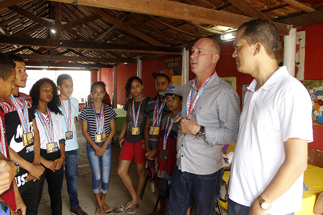 Prefeito e diretor de cultura recebem homenagem dos atletas. (Foto: Ascom)