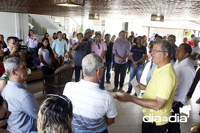 Deputados Jutahy Magalh�es Jr. e Augusto Castro tem recep��o calorosa em Itabela. (Foto: Alex Gon�alves/BAHIA DIA A DIA)