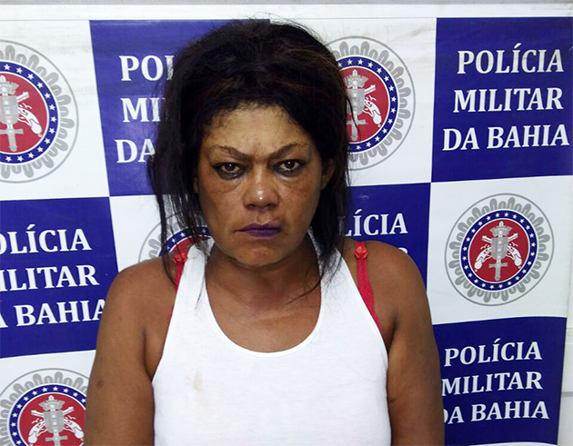 Brbara Moreira dos Santos foi presa aps de ser flagrada com 60 pedras de crack escondidas dentro da vagina. (Foto: BAHIA DIA A DIA) 