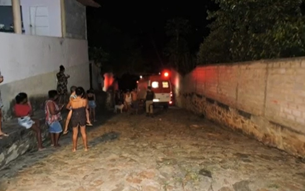 Mulher morre e adolescente desaparece aps carro cair em rio em Itapebi. (Foto: Divulgao)