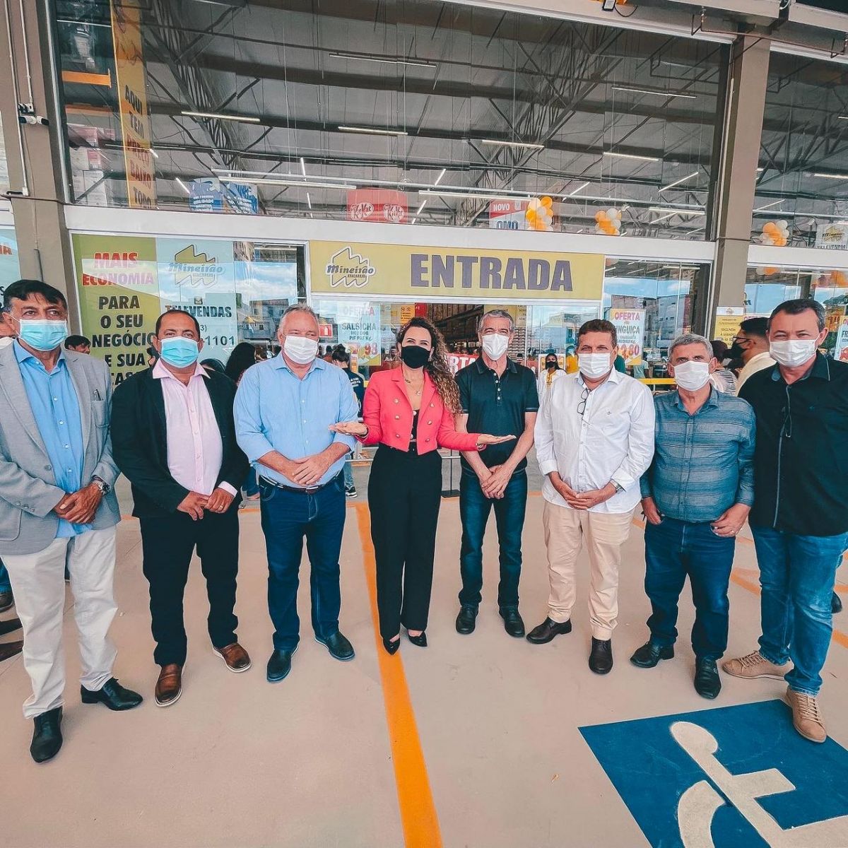 Cordlia, secretrios municipais e polticos participam da inaugurao de hipermercado. (Foto: Divulgao)