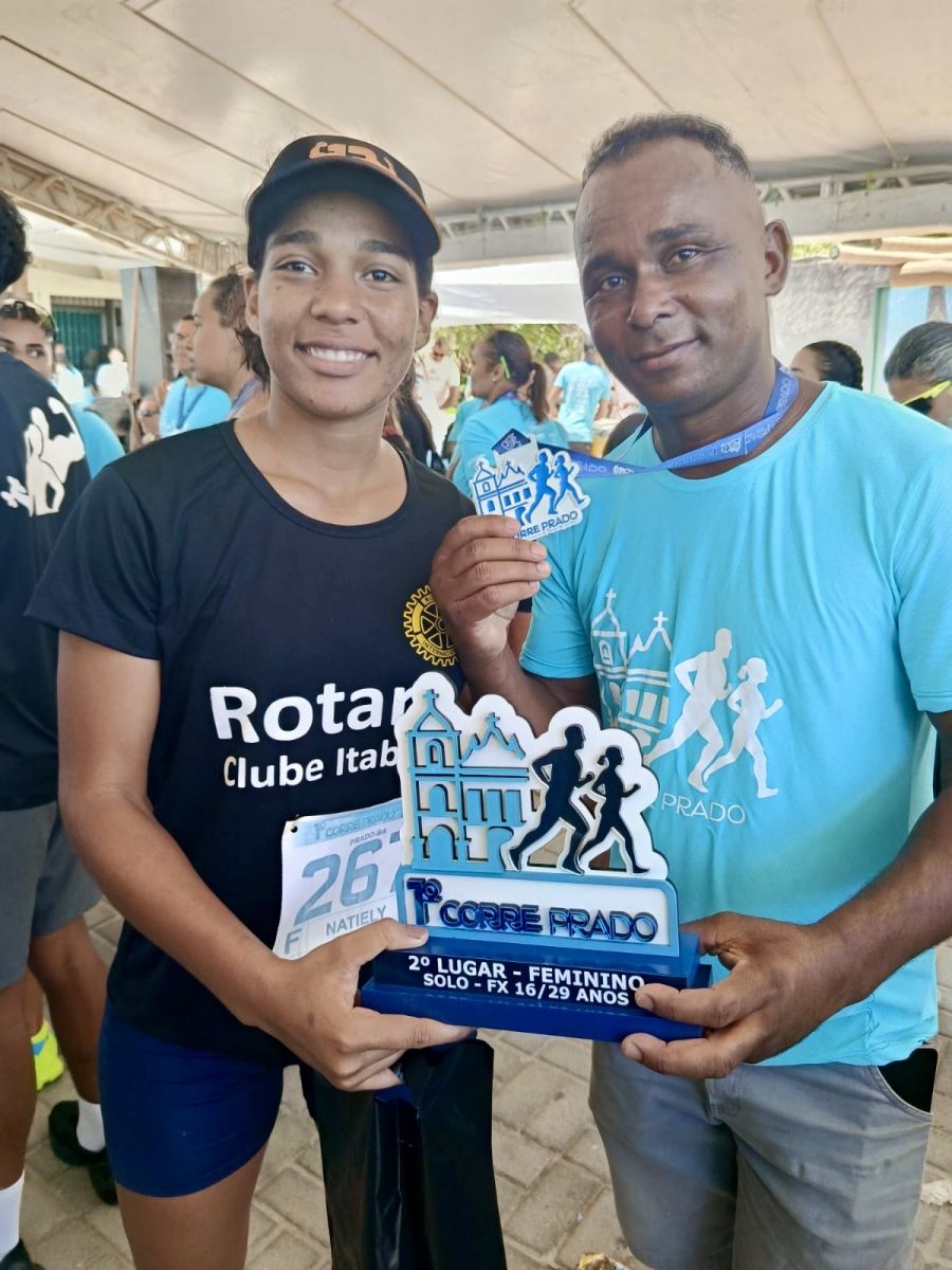 Natiely Brando ao lado do pai, que acompanha e incentiva a atleta em todas as competies.