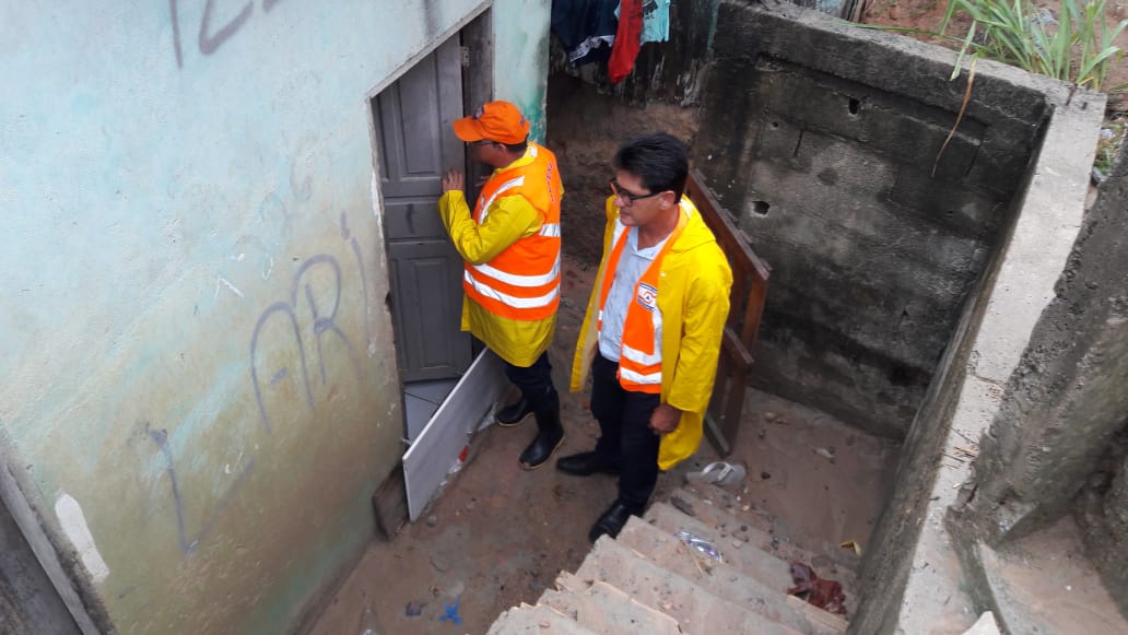 Equipe da Defesa Civil que est em alerta realizando um trabalho preventivo em reas de risco. (Foto: Divulgao)