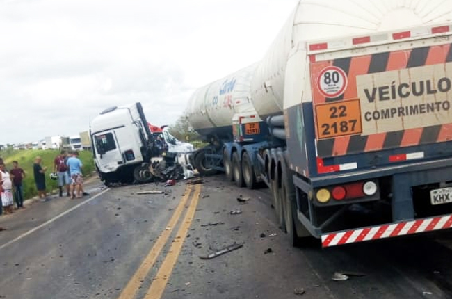 Com a coliso, a carreta rodou e bloqueou os dois sentidos da rodovia, liberada horas aps.(Foto: Reproduo)