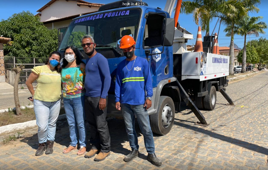 Prefeita Marlene Dantas acompanhou os trabalhos de trocas de lmpadas. (Foto: Divulgao)