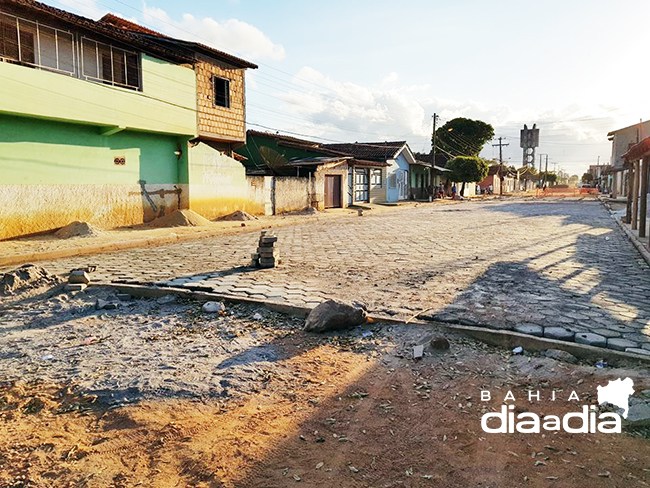 Rua Jacarand ter pavimentao concluda em menos de 90 dias. (Foto: Alex Gonalves/BAHIA DIA A DIA)