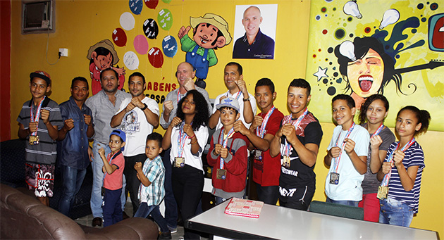 Prefeito recebe homenagem atletas medalhistas de karat . (Foto: Ascom/Itabela)