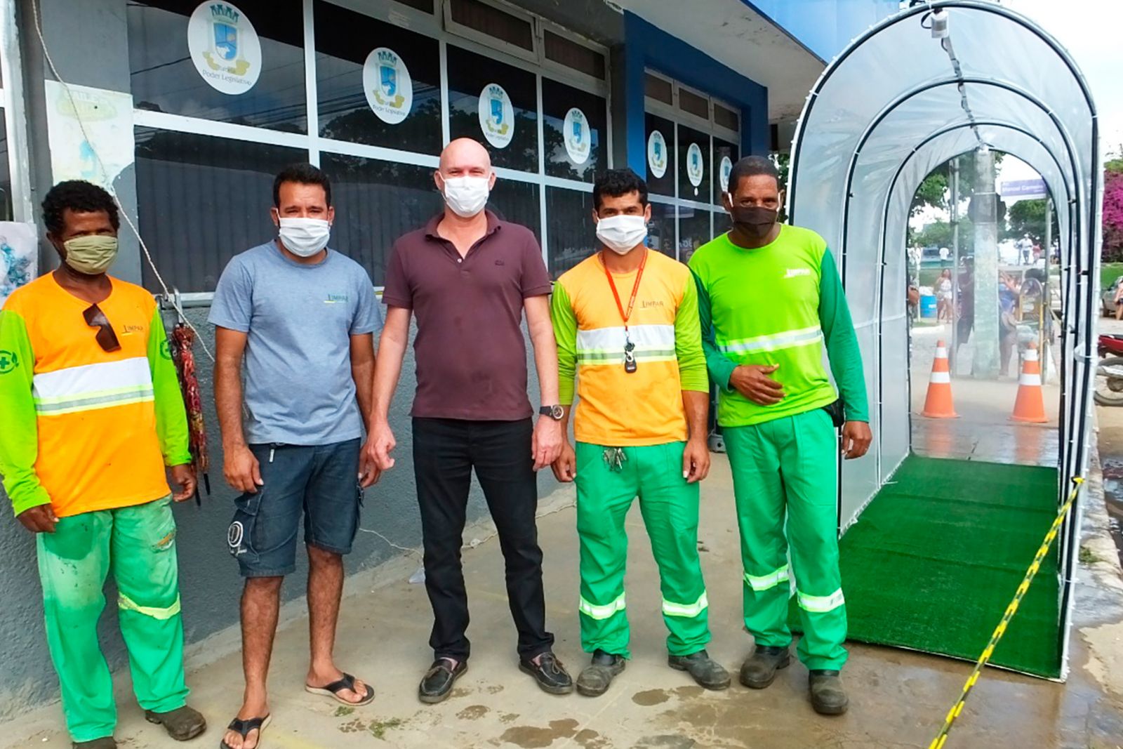 Prefeito Luciano Francisqueto e equipes da LIMPAR, testam o primeiro tnel de desinfeco contra coronavrus na cidade. (Foto: Divulgao)