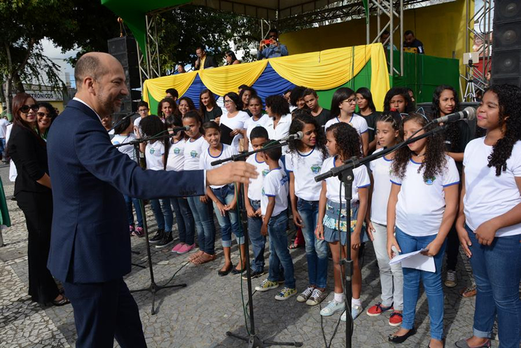 Prefeito Robrio Oliveira, prestigia apresentao do coral municipal de vozes. (Foto: Divulgao)