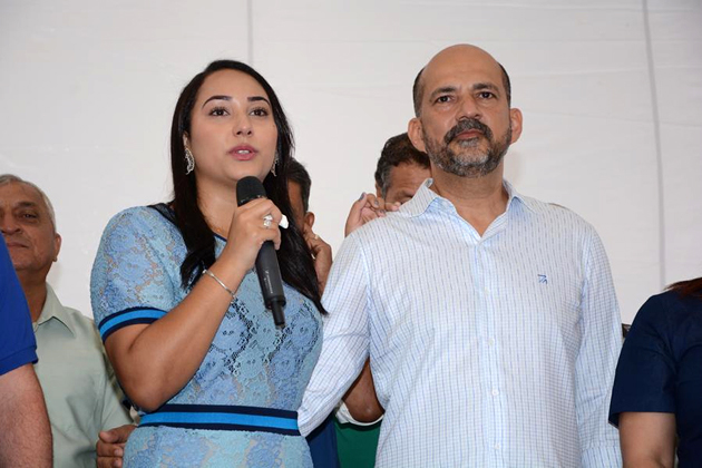 Secretria de Assistncia Social Larissa Oliveira se emociona ao falar da satisfao de entregar as moradias a populao. (Foto: Divulgao)