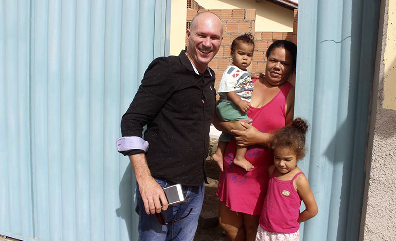 Prefeito Luciano Francisqueto fez as entregas de peixes nas casas dos moradores. (Foto: Divulgao/Ascom)