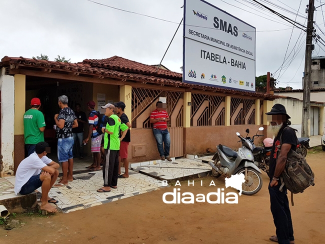 Trabalhadores procuraram apoio na Assistncia Social de Itabela. (Foto: Alex Gonalves/BAHIA DIA A DIA) 