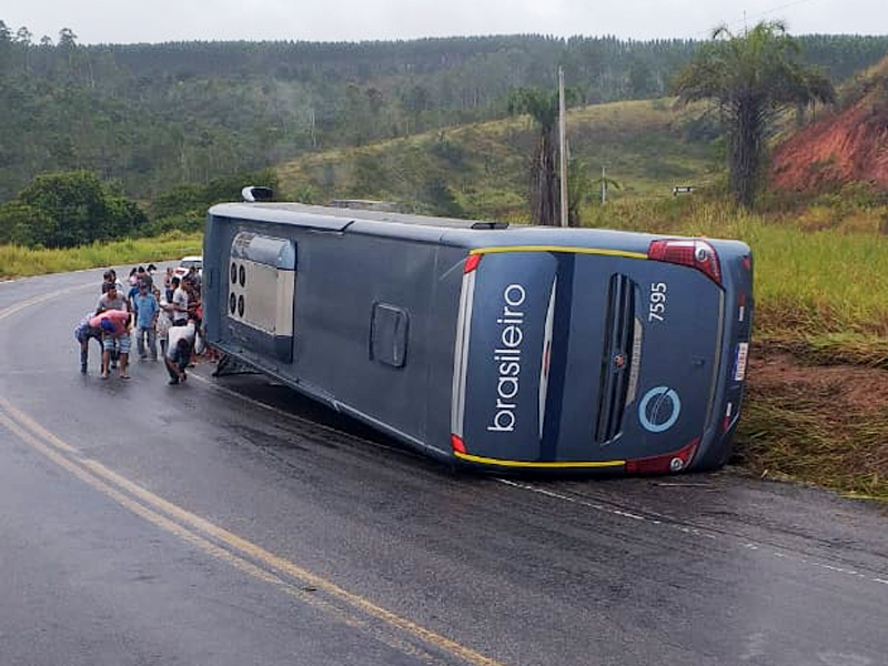 Motorista morre em acidente grave entre carro e nibus na BR-101. (Foto: Reproduo/Whatsapp)