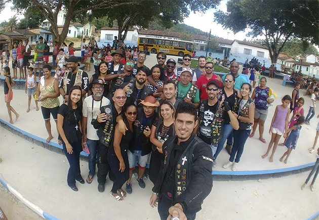 Grupo de motociclistas faz doao de brinquedos e alimentos a crianas em Itabela. (Foto: Reproduo/Facebook)