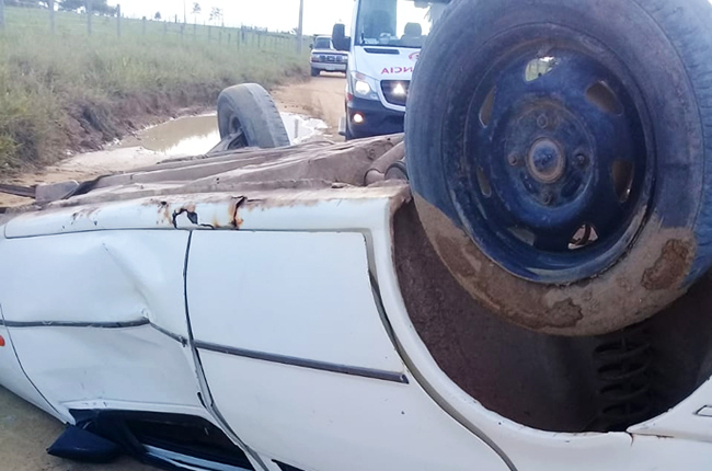 Veculo ficou no meio da estrada com os pneus para cima. (Foto: Reproduo/Whatsapp)