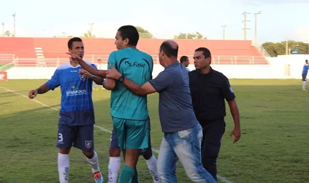 Envolvidos em agresso rbitro em Teixeira de Freitas so suspensos. (Foto: Esportenamdia)