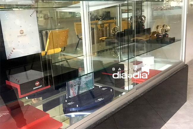 Na ao, os bandidos levaram 32 relgios que estavam na vitrine da loja. (Foto: BAHIA DIA A DIA)